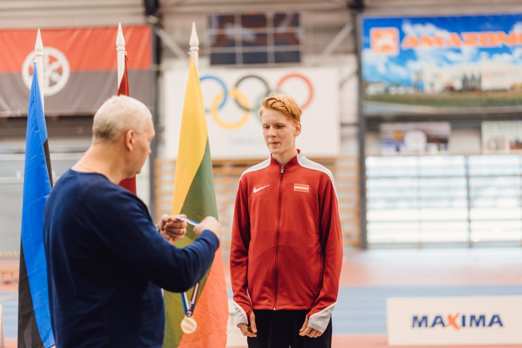 Lauris Lapsa saņem medaļu.
Autors: Guntis Bērziņš
