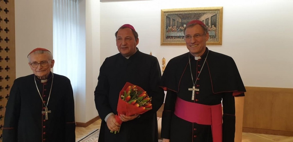 Piektdien, 8. martā, par Rīgas arhidiecēzes palīgbīskapu tika nominēts līdzšinējais Rīgas Svētās Marijas Magdalēnas draudzes prāvests un Rīgas arhidiecēzes ģenerālvikārs priesteris Andris Kravalis (attēla centrā).
Autors: www.magdalenasdraudze.lv