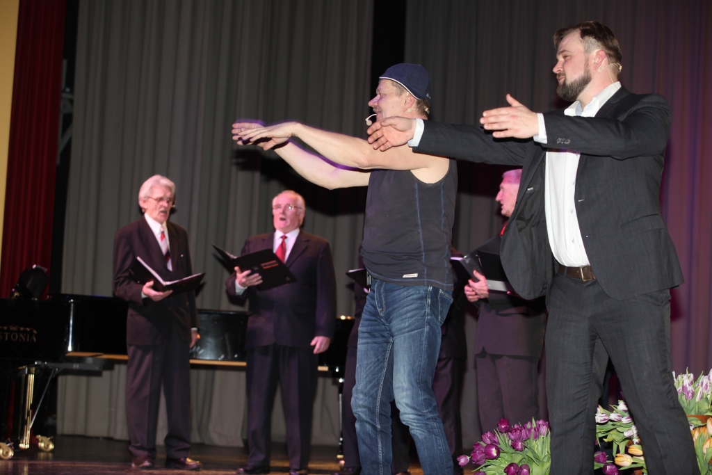 Novada kultūras nama telpās kārtējo reizi 8. un 9.martā gulbeniešus un novada viesus priecēja Gulbenes Tautas teātra aktieri un aktīvie jaunieši, kuri darbojas teātra studijā. Pasākums ar nosaukumu “Kāpnītes” divos vakaros pulcēja aptuveni 600 skatītājus. Vīru kora “Namejs” dziedājums iedvesmoja aktierus Ediju Frīdenbergu (no kreisās) un Valti Kraukli emocijas izpaust deju ritmos. 	
Autors: Gatis Bogdanovs 