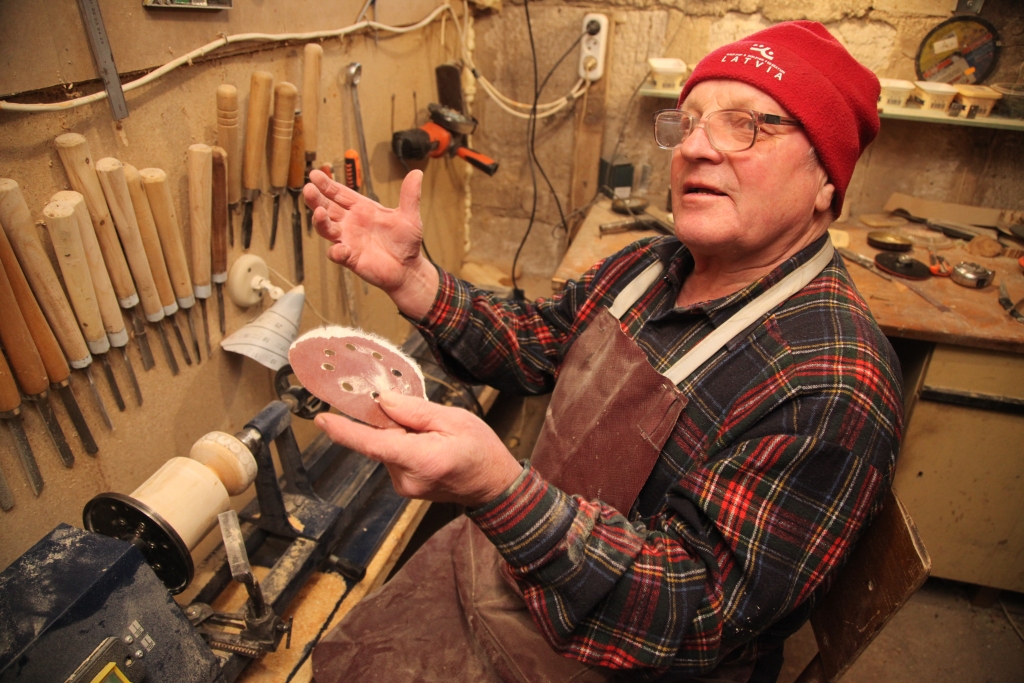 Gandrīz katru dienu Pēteris Ločmelis dodas uz savu darbnīcu. Sešu gadu laikā tapušas daudz un dažādas lietas no koka.   
Autors: Gatis Bogdanovs