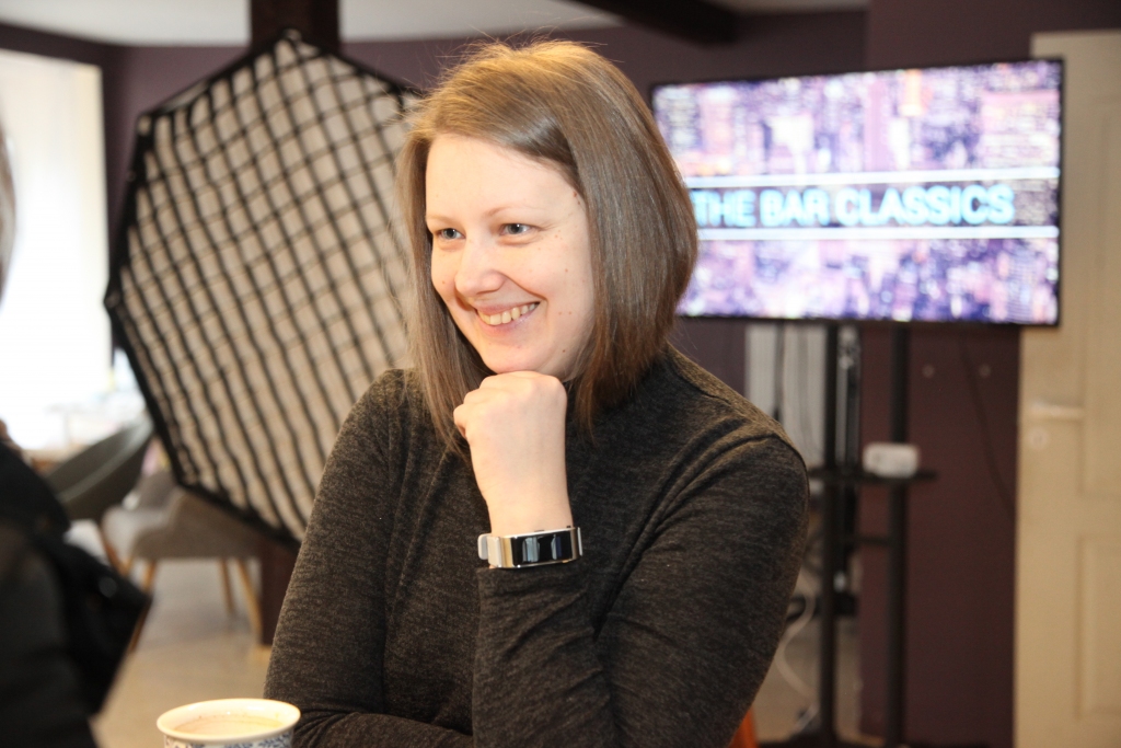 Pirms daudziem gadiem Ilze pati ļoti aktīvi fotografējās, jo mēģināja uzsākt savu modeles karjeru. “Bet es neesmu 175 cm, bet gan 173 cm, un diezgan strauji man modeles karjera beidzās, lai gan man patika. Un gūtā pieredze man palīdz tagadējā darbā, jo tur iemāca gan stāju, gan kā pozēt un saskaries ar sajūtām, kas rodas, kad tev sejā bāžas ar kameru,” saka Ilze. 	
Autors: Gatis Bogdanovs