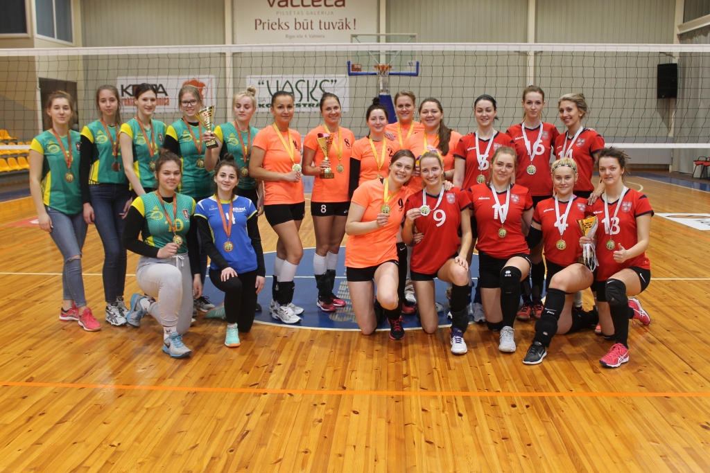 Godalgoto vietu ieguvējas - “BJSS 00/01” (no labās), Lizuma volejbolistes, Gulbenes sporta centra dāmas.
Autors: Dace Anča