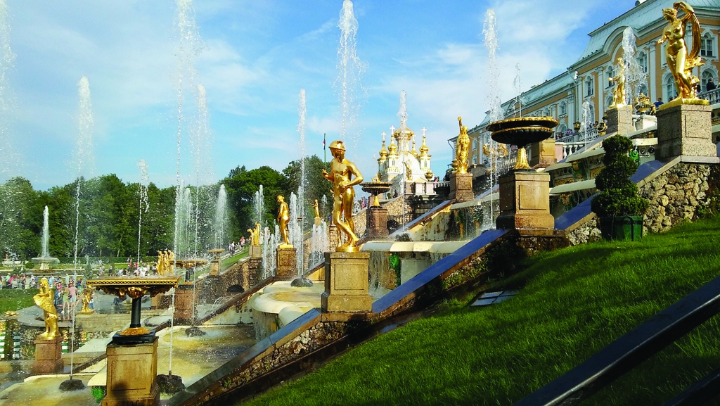 Lielā kaskāde būvēta pēc Pētera I ieceres 1723.gadā, bet 1735.gadā tās centrā uzbūvēta strūklaka “Samsons”. 
Autors: Pārsla Konrāde