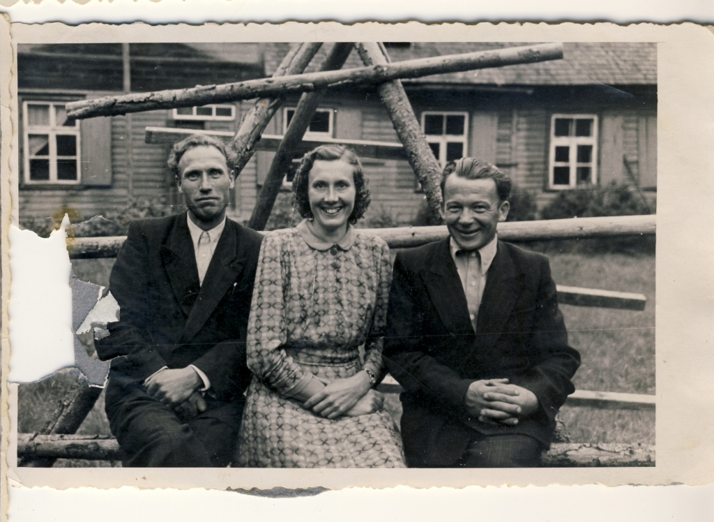 Rasma un Izidors Vaivadi ciemos pie vīra brāļa Jāzepa Vijciemā. 
Autors: no personiskā arhīva