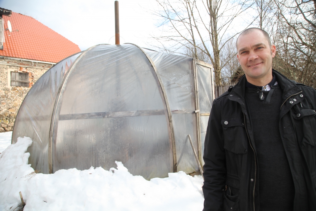 Litenietis Ivars Piekalnītis ir viens no trim arku būves tehnoloģijas izstrādātājiem, kurš pēc pašu izstrādātas un patentētas tehnoloģijas ražo līmētas koka arkas.Izmantojot īpašu moduļu konstrukciju, arku transportēšana kļuvusi viegla un uzstādīšana - vienkārša. Ivars stāsta, ka no koka arkām gatavotā siltumnīca tapusi eksperimenta pēc, jo ir doma ražot arī kupolveida pirtis. 
Autors:  Gatis Bogdanovs