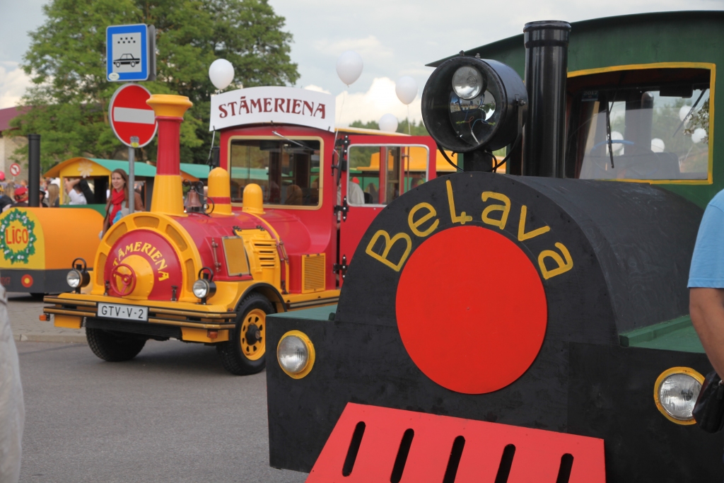 Pēdējie novada svētki bija Gulbenē, bet Lizumā šogad – atcelti. Neesot īsti piemērotas infrastruktūras āra kultūras pasākumiem, kuru viegli varētu pielāgot vajadzībām – pauž Guna Švika. Problēmas esot arī ar elektrību, pieslēgumiem. “Nebija doma kopumā pārsniegt svētkiem paredzēto finansējumu. Cik iznāk, tik iznāk. Kādam varbūt likās, ka vajag vairāk. Bet var tik, cik var,” saka G.Švika.
Autors: no “Dzirksteles” arhīva