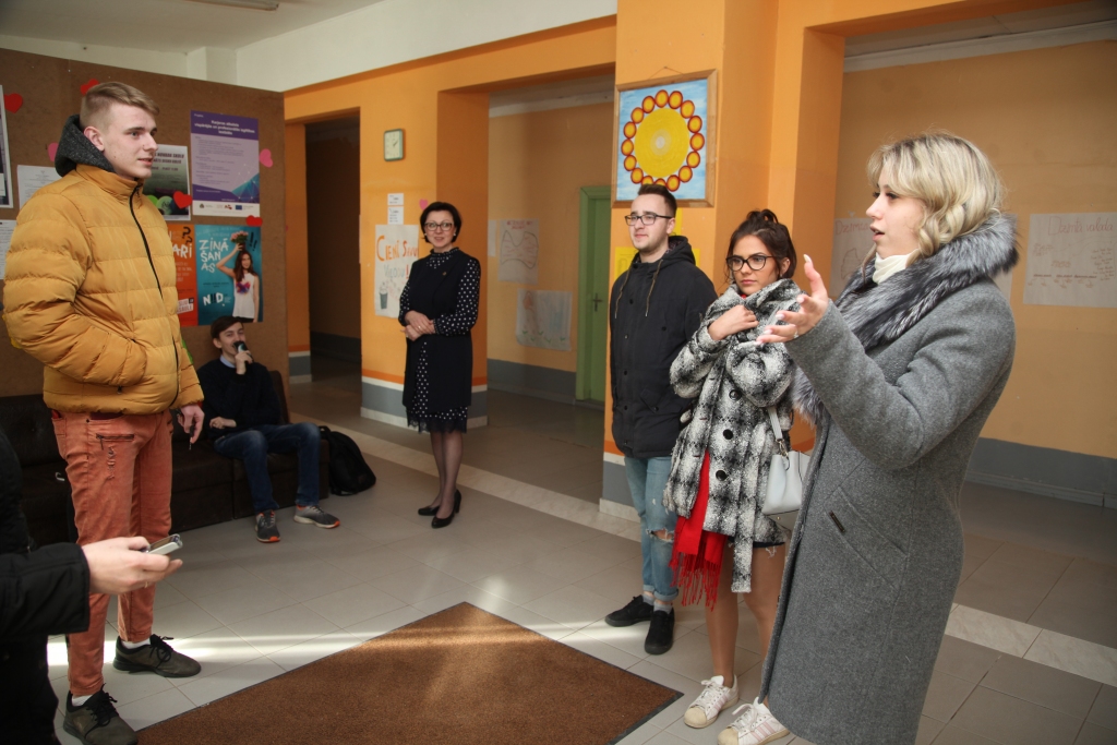 Angļu valodas eksāmens - jau aiz muguras. Gulbenes 2.vidusskolas skolēni Artis Akmentiņš (no kreisās), Kristers Krims, Amanda Kaspare un Darja Rožina stāsta, ka bija uzdevumi, kuri grūtības nesagādāja, bet bijuši arī tādi, kas likuši pamatīgi “pasvīst”. 
Autors: Gatis Bogdanovs