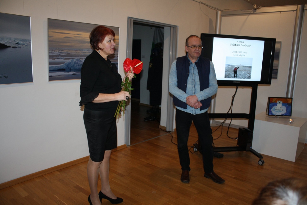 Fotogrāfiju autore Sandra Eglīte pateicās Gulbenes vēstures un mākslas muzeja māksliniekam Ivaram Vecānam, ar kuru kopā studējusi Mākslas akadēmijā, par aicinājumu parādīt šeit izstādi “Pusnakts saules zeme Svalbāra”.
Autors: no Gulbenes vēstures un mākslas muzeja arhīva