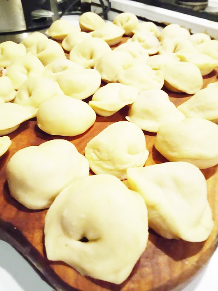 ◆ Kad pelmeņi gatavi, ar putu karoti tos ņem ārā un liek caurdurī, lai notek liekais šķidrums. Tad, kamēr karsti, liek uz šķīvja, pieliek klāt krējumu ar zaļumiem vai majonēzi. Dzirdēts, ka sāļos pelmeņus ēd arī ar nedaudz pievienota etiķa.
Lai labi garšo! 	
Autors: Liene Andersone-Kolosova