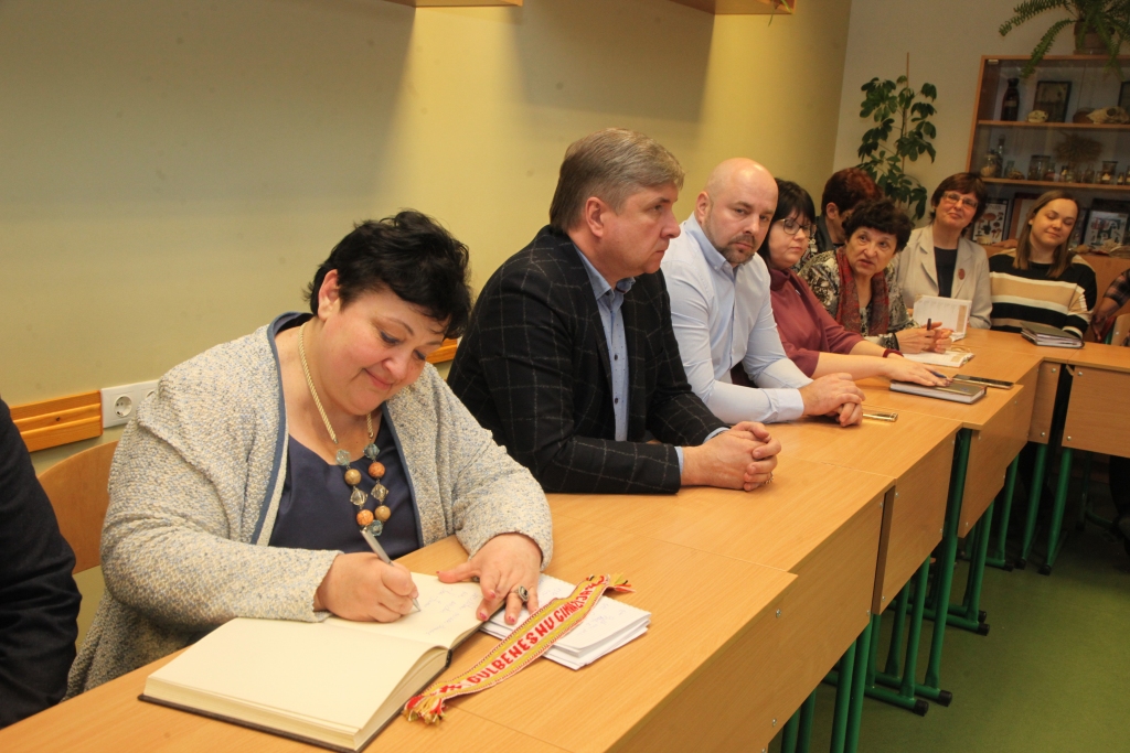 Pēdējā brīdī vakar, 18.martā, Gulbenē uz tikšanos ar izglītības un zinātnes ministri Ilgu Šuplinsku (JKP) sanākušie skolu direktori, deputāti, pārvalžu vadītāji uzzināja, ka ministre nav ieradusies. Viņai Rīgā bijušas steidzamas sarunas ar premjeru Krišjāni Kariņu, lai rastu naudu skolotāju algu solītajai palielināšanai. Uz Gulbeni ministres vietā bija atbrauksi un ar vietējo sabiedrību tikās ministres biroja vadītāja Ineta Kristovska (no kreisās) un padomnieks komunikācijas jautājumos Andris Gross. Gulbenes novada valsts ģimnāzijā I.Kristovska atstāja ierakstu viesu grāmatā, taču nespēja atbildēt uz klātesošos interesējušo jautājumu par valsts ģimnāzijas statusa turpmāko likteni šajā mācību iestādē.   
Autors: Gatis Bogdanovs