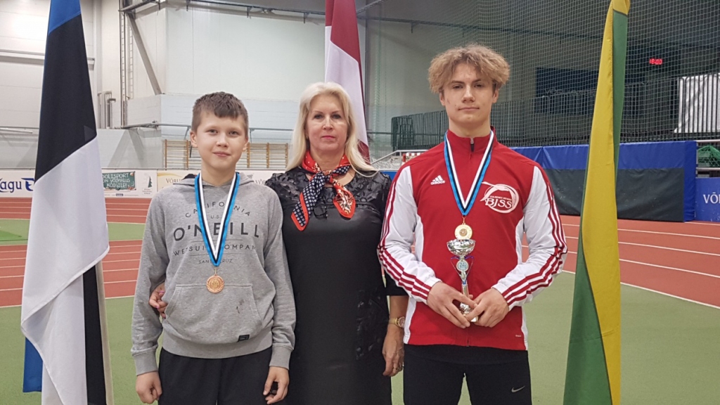 Rolands Blūms U-16 grupā izcīnīja 1.vietu 200 m skrējienā un Ričards Aizpurs U-14 grupā ieguva 3.vietu lodes grūšanā.
Autors: no Irēnas Aizpures arhīva
