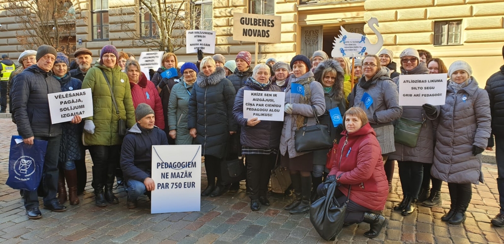 Saliedēti vienoti novadā un Latvijā. Gulbenes novada pedagogi iestājās par savām tiesībām uz cilvēka cienīgu atalgojumu un piedalījās 20.martā pie Saeimas notikušajā piketā. 	
Autors: Zinta Beļajeva speciāli “Dzirkstelei”