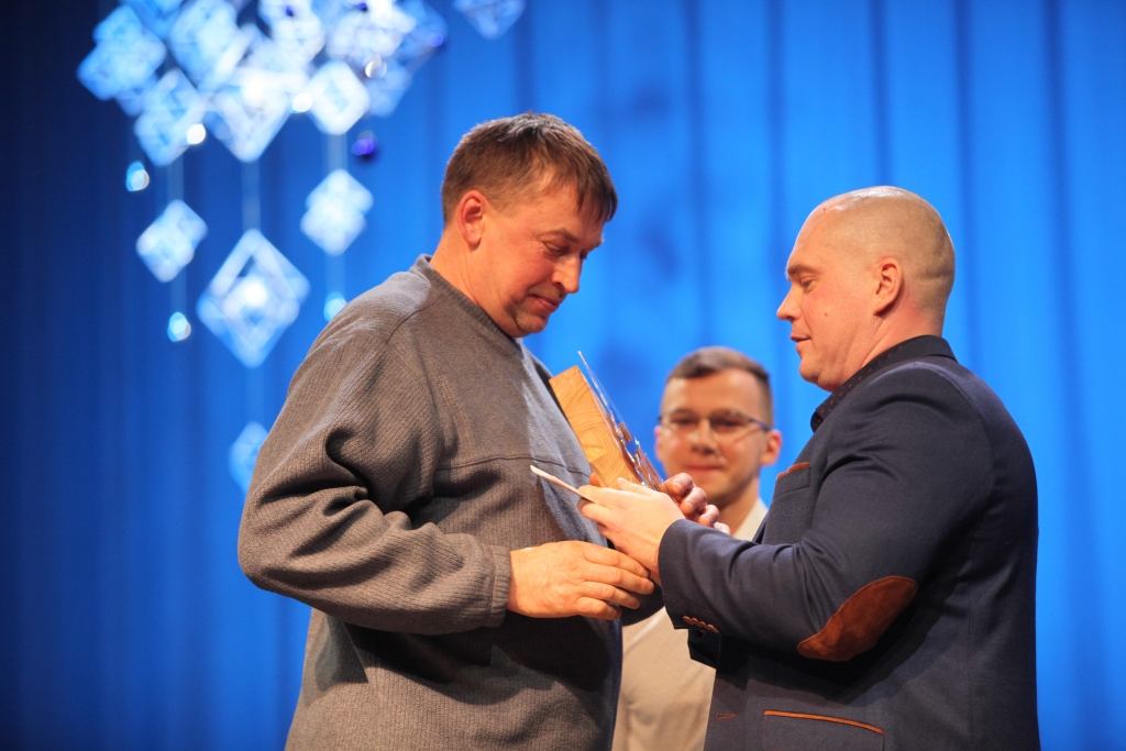 Diviem putniem viena dziesma, bet kā nenonākt uz iesma? 
Lai gan mednieki tos sargā, tautas nostāja ir barga.
Abiem budžets var ko līdzēt, kaut vai sacensību prīzēm.
Deputātos putnu daudz - sazin velns, kā viņus sauc. 
Autors: Gatis Bogdanovs