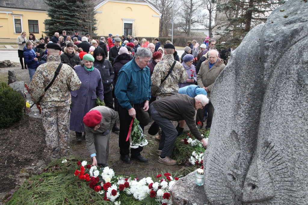 Atnākušie atceres pasākumā nolieca galvas savu tautiešu priekšā un cieņā nolika ziedus un svecītes.   
Autors: Gatis Bogdanovs