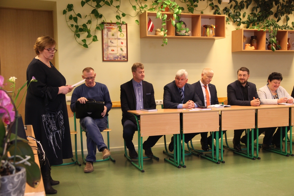 Cerētā atklātā saruna ar Izglītības un zinātnes ministrijas pārstāvjiem 18.martā Gulbenē novada valsts ģimnāzijas direktorei Lidijai Ķeķere (no kreisās)i, kolēģiem, skolēnu vecākiem tā arī neizdevās. Taču sarunas gaitā nostiprinājās pārliecība, ka tas, būt vai nebūt valsts ģimnāzijas statusam, ir atkarīgs no pašiem. 	
Autors:  no “Dzirksteles” arhīva