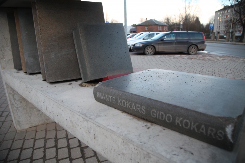 Kādam vai kādiem ir “niezējuši nagi” ķerties klāt vides objektam “Goda bibliotēka”. Zināms, ka tas vēl nav līdz galam pabeigts, bet jau tiek postīts.  	
Autors: Gatis Bogdanovs