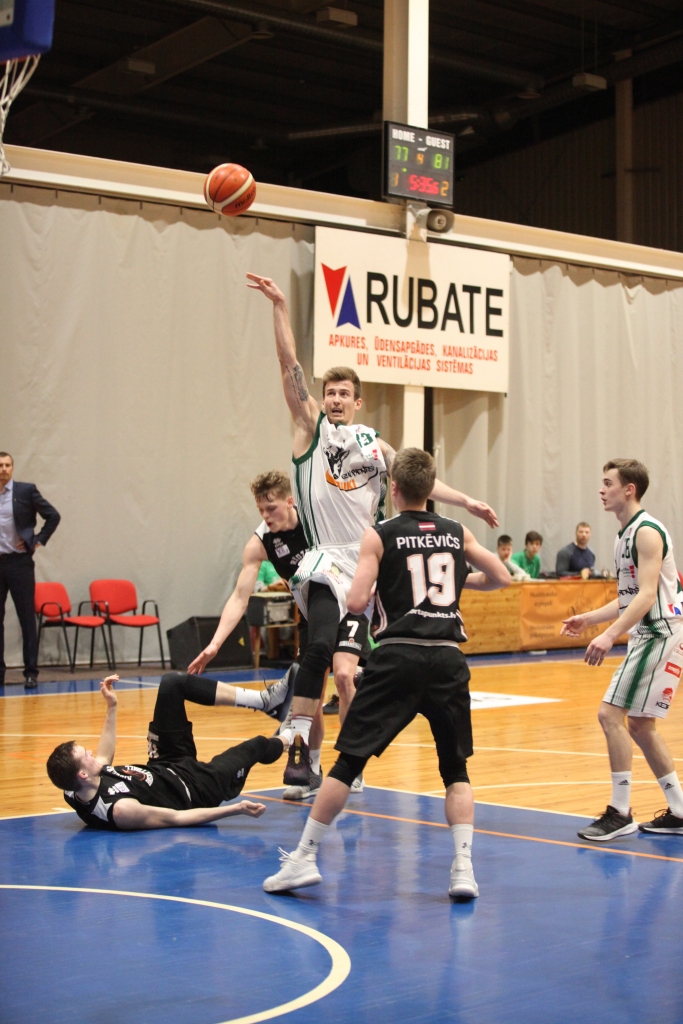 “Gulbenes Buki” zaudēja “Rīdzenei/Sportapunktam” ar rezultātu 90:96, tomēr divu spēļu summā izrādījās pārāki (186:176) un kvalificējās ceturtdaļfinālam. 	
Autors: Gatis Bogdanovs