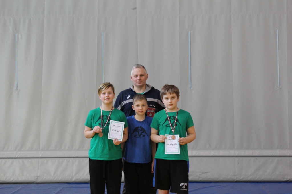 Treneris Atis Jencītis kopā ar saviem audzēkņiem Gustavu Kārli Janovski (no kreisās), Arti Jencīti un Arni Bērziņu. 	
Autors:  no “Gulbene wrestling” arhīva