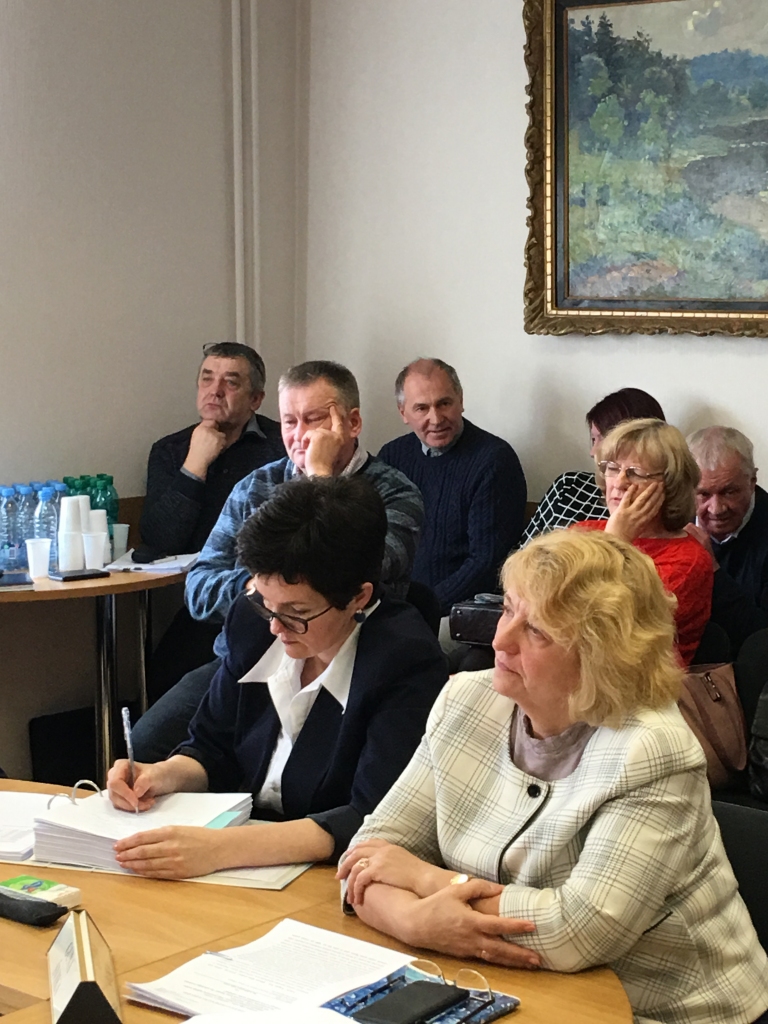 Deputāti pamatīgi izpurina izpildvaru. 28.marta domes sēdē vispirms pārmetumu krusu saņēma Beļavas pagasta pārvaldes vadītājs Aivars Rakstiņš (no kreisās), bet vēlāk tika norādīts uz nepilnībām, ko deputāti saskata pašvaldības izpilddirektores Gunas Švikas (priekšplānā no labās) darbā.
Autors: Diāna Odumiņa