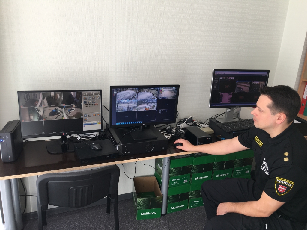 Pašvaldības policijā vienlaikus vairākos monitoros pastāvīgi var apskatīt, ko rāda Gulbenē izvietotās videonovērošanas kameras, kuras ir pašvaldības policijas pārziņā. Tomēr nepārtraukta sekošana līdzi tiešsaistē šobrīd netiek nodrošināta – atzīst pašvaldības policijas priekšnieks Mārtiņš Didrihsons-Linards. 
Autors: Diāna Odumiņa