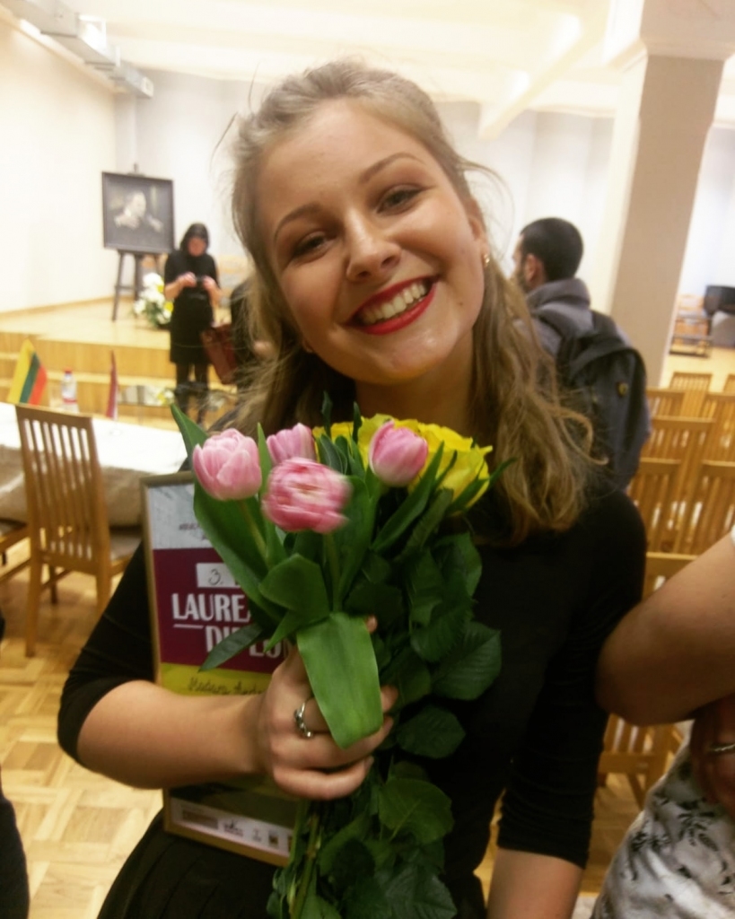 “Ja dziedātājs saprot dziesmas jēgu, ieliek vēl mazu daļiņu no sevis, tad tas jau ir skaisti. Un uzreiz var redzēt, ka cilvēks dzied no sirds. Un nav svarīgi, kāds ir šis cilvēks, ja tas ir no sirds, tad tas ir pa īstam. Uz šādiem cilvēkiem ir prieks skatīties, un tas iedvesmo citus,” saka Madara Andrejeva. 
Autors: no personiskā arhīva