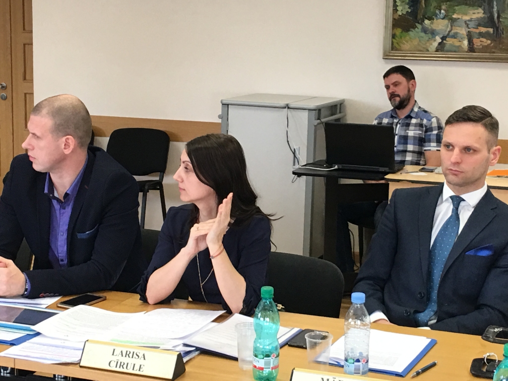 Darbs Valmierā un deputāta pienākumi Gulbenē kļuvuši nesavienojami Mārtiņam Bogdanam (no labās). Viņš nolēmis beigt savas pilnvaras pirms termiņa beigām. Saskaņā ar SIA “Vidzemes slimnīca” publiskoto informāciju M.Bogdans šajā uzņēmumā strādā par datu aizsardzības speciālistu. 
Autors: Diāna Odumiņa