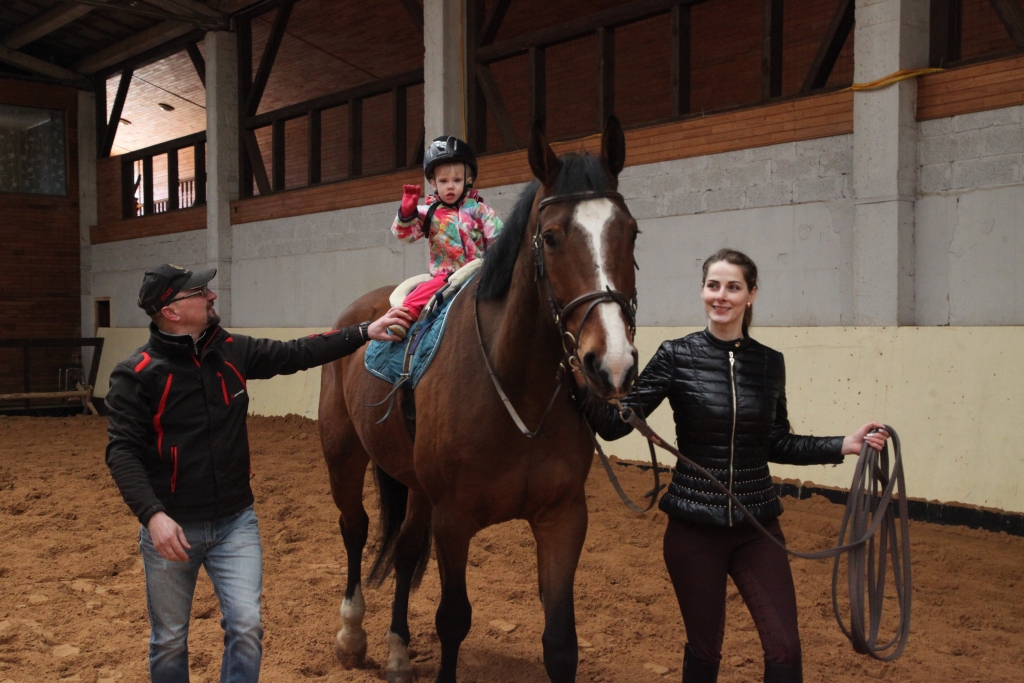 Var teikt, ka Rankas pagasta zirgu stallim “Grantiņi 1” aprit viens gadiņš, jo pērnajā pavasarī tas atdzima no jauna. Pēc lieliem atjaunošanas darbiem vasarā jau tika atvesti sporta zirgi, kas jaunajā mājvietā jūtas labi. Priecīga var būt staļļa “Grantiņi” saimniece Dārta Dikmane – Stūriška, kas savulaik pati trenējusies jāšanas sportā un pat piedalījusies sacensībās. Treneris Andris Buklovskis cer, ka varēs ne tikai sagatavot 10 jaunos jātniekus, kuri tagad regulāri trenējas, bet arī turēt īkšķi par Dārtas startu sacensībās. Ka aug jaunā maiņa, liecina arī Dārtas meitas Elizabetes acīmredzamā aizraušanās. Viņa ne tikai baro zirgus ar burkāniem, bet pati sēž ģimenes zirga - lielā Campero - mugurā. 
Autors: Gatis Bogdanovs 