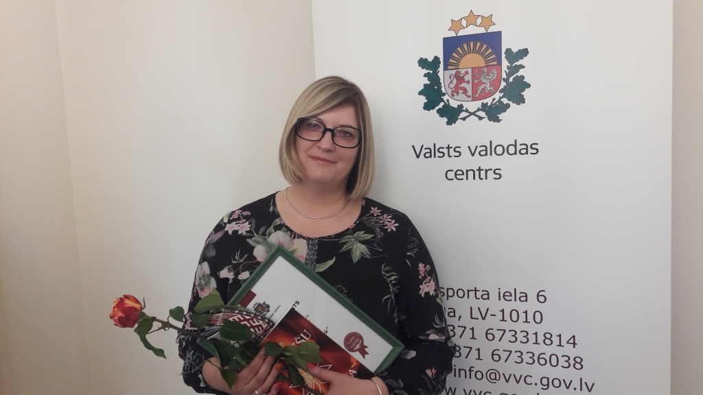 Katrs no laureātiem saņem tiesības izmantot zīmolu “Laba valoda”. “Dzirksteles” redaktore Ginta Alberte uzsver, ka zīmols tagad rotās katru laikraksta numuru. 
Autors: Agnese Leiburga