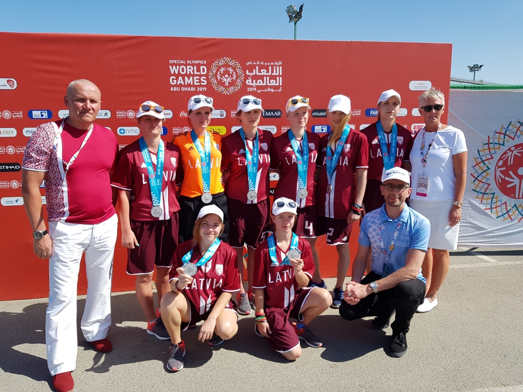 Latvijasi zlase. 	
Autors:  no Sveķu internātpamatskolas arhīva