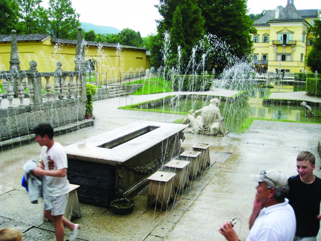 Galds viesu izjokošanai.
Autors: Pārsla Konrāde