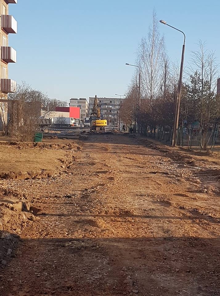 Ir uzsākta brauktuvju atjaunošana Nākotnes ielas daudzdzīvokļu māju masīvā gar ēkām 2k-7, 2k-8 un 2k-9.
Autors: Gulbenes novads (facebook.com)