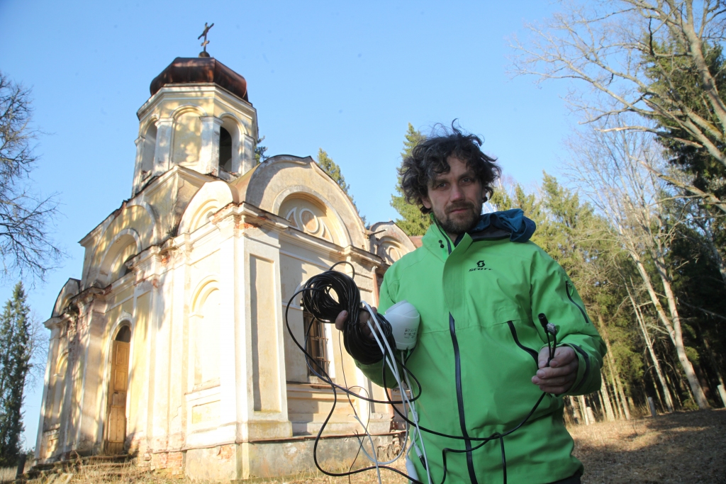 Ceturtdienas vēlā pēcpusdienā tēlnieks Ivars Drulle ieradās Galgauskas pareizticīgo baznīcā, lai tur ievietotu videokameras. Viņš paredzējis sakopt baznīcu un veidot stilizētu dievkalpojumu. To visu var vērot tiešraidē Rīgā, mākslas galerijā “Alma”. Tiešraide internetā nebūs redzama, taču, ja kāds grib, var aizbraukt uz baznīcu.  
Autors: Gatis Bogdanovs