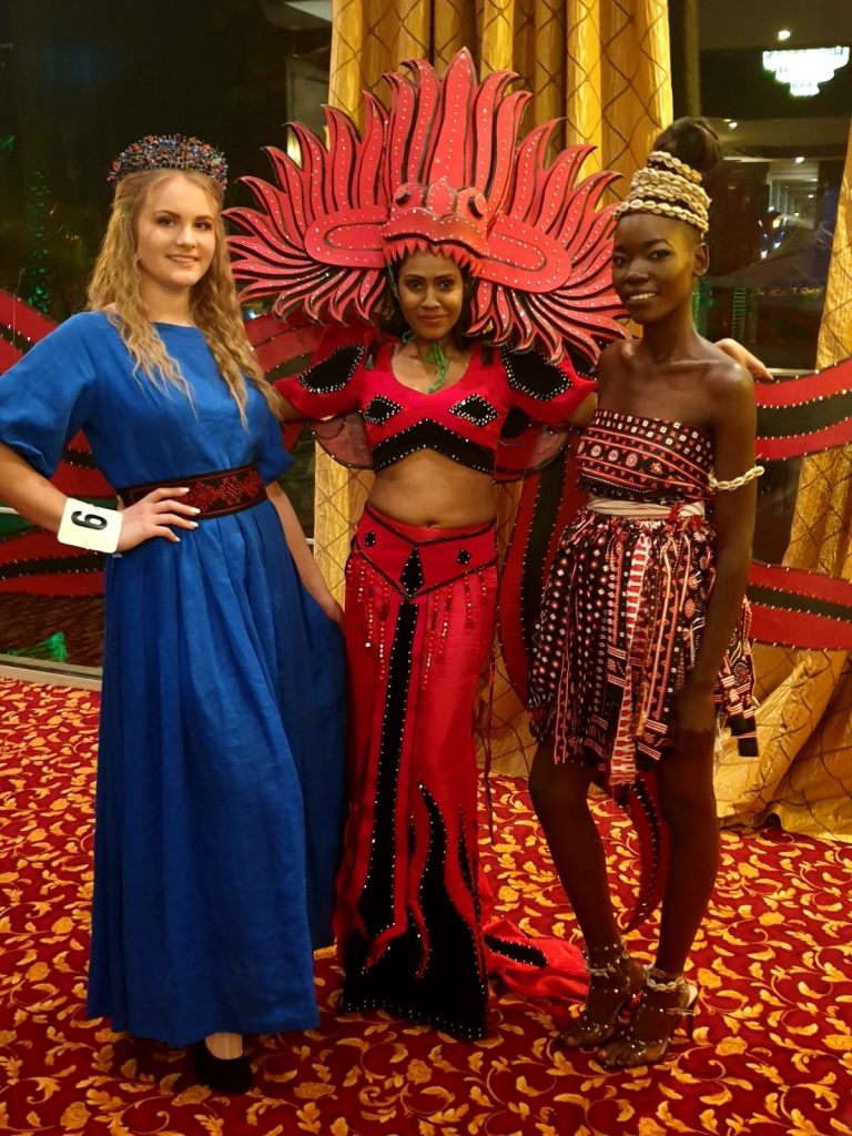 Amanda Baldone kopā ar citiem konkursa dalībniekiem. Kroni Amandai darinājusi gulbeniete Līva Ejuba. 
Autors: no personiskā arhīva