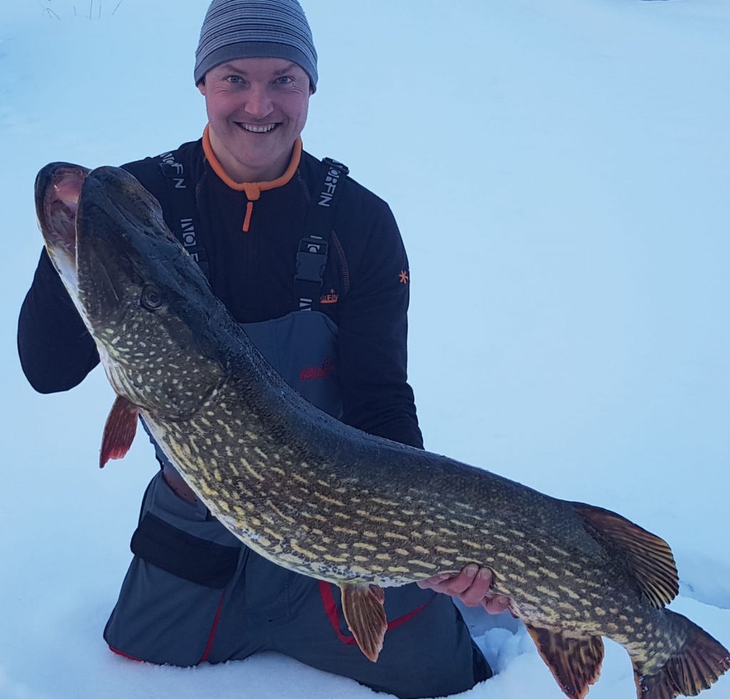 Intars Zurkovs ar savu pagaidām lielāko līdaku - 13 kilogramus smagu un 1,18 metrus garu. Tā noķerta šoziem Alūksnes ezerā. 

Autors:  no Intara Zurkova  personiskā arhīva