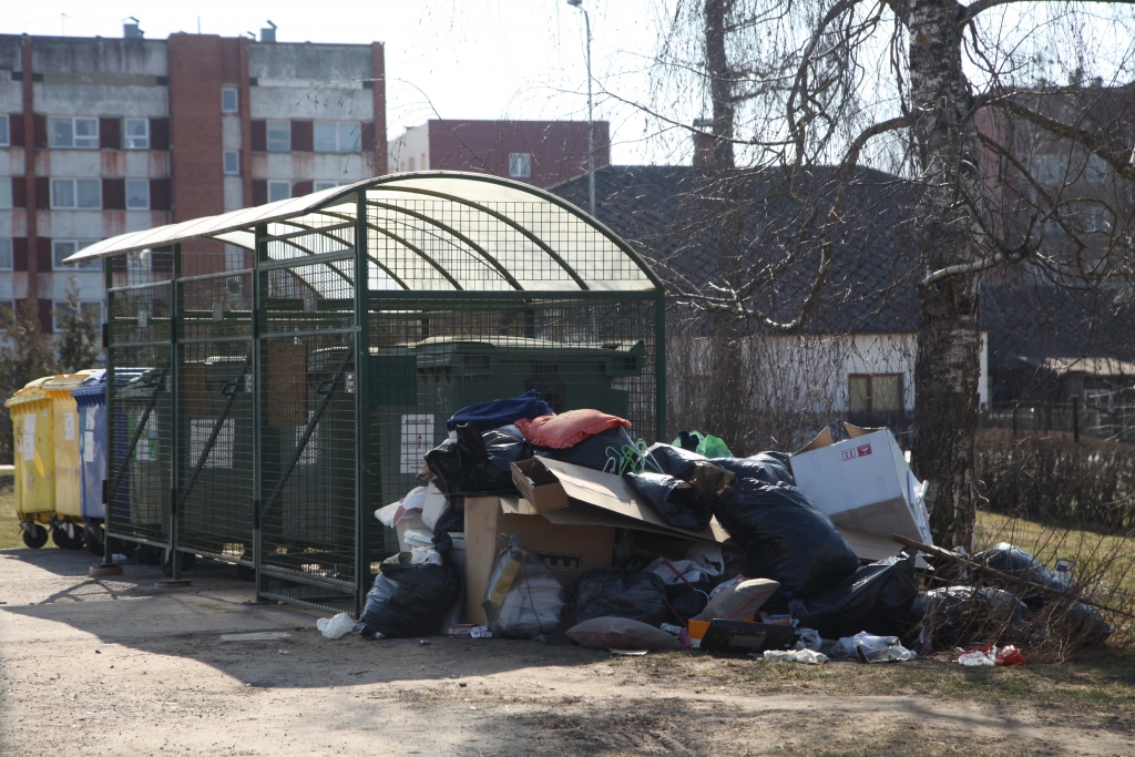 “Dzirkstele” novēroja, ka vietās, kur parasti krājas lielgabarīta atkritumi, cilvēki mēdz izmest arī to, ko var mest kopējā atkritumu tvertnē vai šķirot. 
Autors: Gatis Bogdanovs