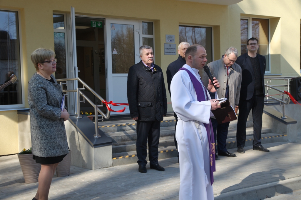 Sociālās aprūpes centra “Jaungulbenes Alejas” svinīgajā atklāšanā piedalījās centra vadītāja Marika Andževa (no kreisās), novada sociālā dienesta vadītājs Jānis Antaņevičs, novada pašvaldības vadītājs Normunds Audzišs, Labklājības ministrijas parlamentārais sekretārs Roberts Spručs, pašvaldības speciālists Jānis Barinskis un luterāņu mācītājs Ilgvars Matīss (priekšplānā).  
Autors: Gatis Bogdanovs