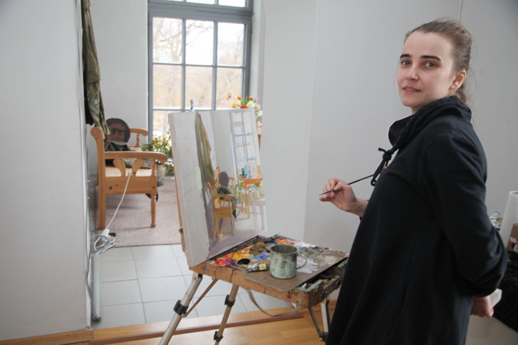 Māksliniece Neonilla Medvedeva uzsver, ka viņas darbos viss ir no dabas, tāpēc Leo Svempa personības atklāsmei viņa izvēlas priekšmetus, kas stāsta par gleznotāju. 
Autors: Gatis Bogdanovs