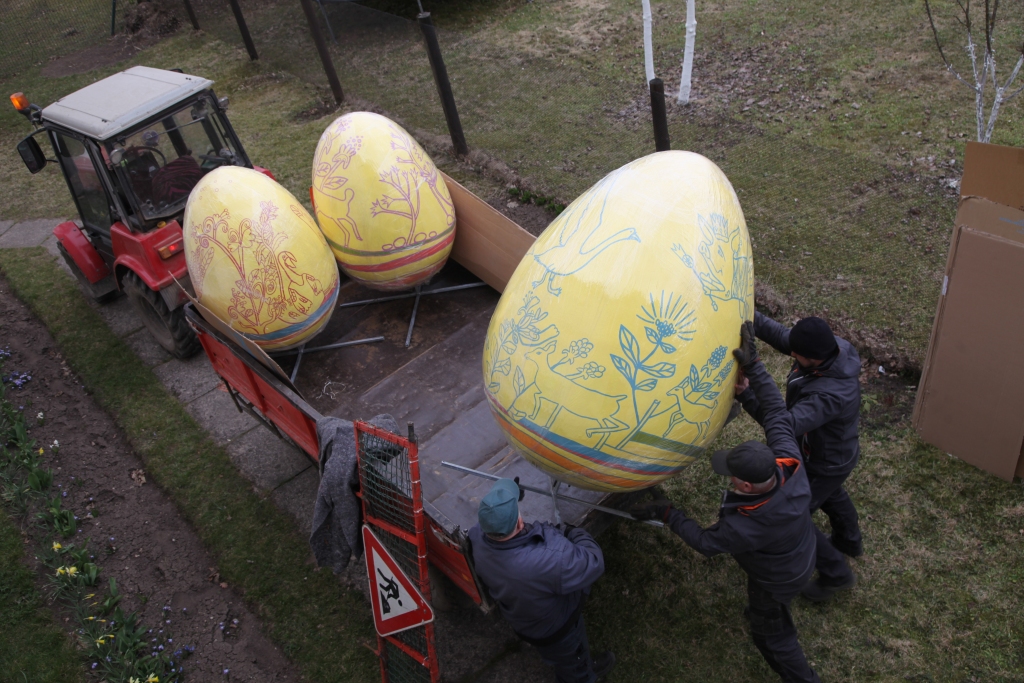 Gatavojoties Lieldienām, Gulbene tikusi pie jaunas svētku rotas. Par to parūpējusies Gulbenes mākslas skola. Pirmdien apzīmētās olas no Gulbenes mākslas skolas tika nogādātas uz Gulbenes centrālo skvēru. Skolas balkona durvis bija vienīgās, kuru izmērs atbilda, lai olas varētu dabūt gan iekšā uz apgleznošanu, gan pēc tam ārā, lai tās nogādātu Gulbenes centrālajā skvērā. Lielākā ola ir 1,70 metrus augsta ar 1,20 metru diametru, tāpēc ārā no skolas to varēja dabūt tikai pa balkona durvīm, kuras bija atbilstoša lieluma. Par to parūpējās labiekārtošanas iestādes darbinieki.	
Autors: Gatis Bogdanovs