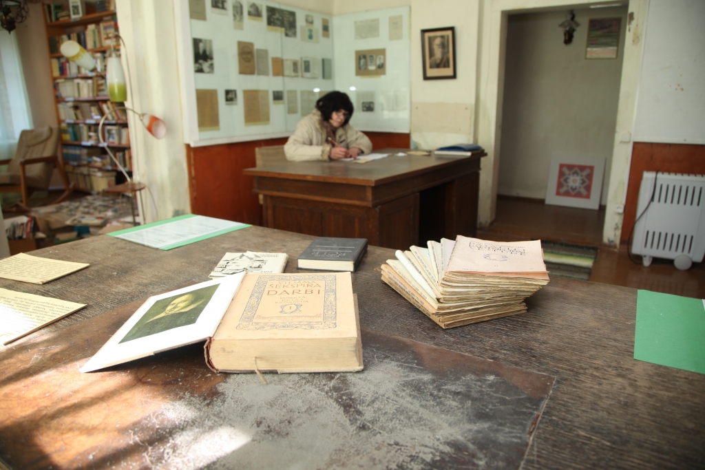 Druvienas vecajā skolā-muzejā glabājas brāļu Egļu darbu apliecinājumi, kā arī viņu abu (priekšplānā Kārļa, aizmugurē Rūdolfa) autentiskie rakstāmgaldi, kuri saglabājušies kopš senajiem laikiem. 
Autors: Gatis Bogdanovs