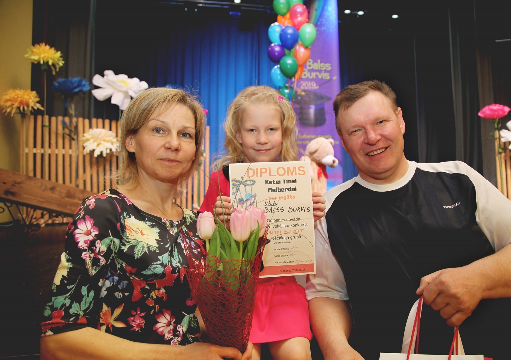 Kate Tīna Melberde no Daukstu pagasta vecākajā grupā izcīnīja titulu “Balss burvis 2019”. Viņas vecāki Rolands Melberds un Ilze Rakovska stāsta, ka meita uzstājas dažādos konkursos arī ārpus novada robežām, jo viņai ļoti patīk dziedāt, kā arī spēlēt vijoli.  
Autors: Gatis Bogdanovs