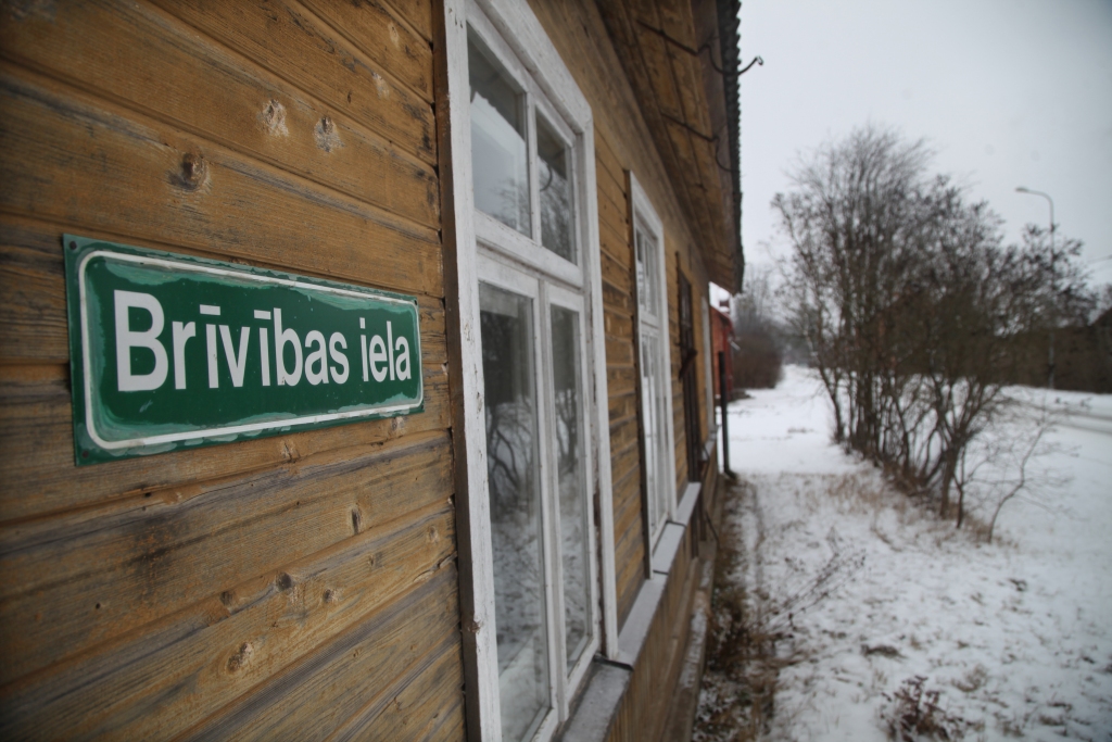 Stāmerienas pagasta Stāmerienas ciemā ielu nosaukumi izveidoti pēc Otra pasaules kara. Pagasta pārvalde seko tam, lai māju numerācija dabā sakristu ar datiem adrešu reģistrā. Taču plāksnes ar ielu nosaukumiem un numurzīmēm pie privātajām ēkām ir dizainiski atšķirīgas. “Tā ir problēma, kuru vajadzētu risināt,” saka pagasta kultūras nama vadītāja Gaida Vīksniņa.
Autors:  Gatis Bogdanovs