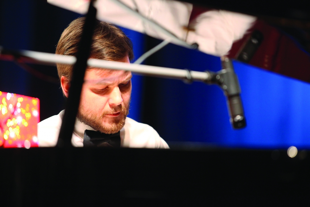 Daudzpusīgais pianists Rihards Plešanovs mācījies Gulbenes, Cēsu, Emīla Dārziņa mūzikas skolās un Latvijas Mūzikas akadēmijā Sergeja Osokina klavieru klasē.  
Autors: no “Dzirksteles” arhīva