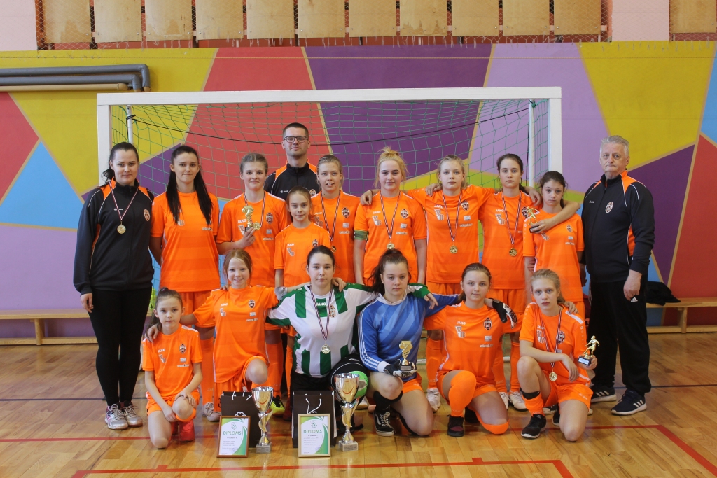 Pirmo vietu un zelta medaļas, ņemot vērā labāku vārtu starpību, izcīnīja “FB Gulbene I” komanda: Agate (guva 2 vārtus), Ance, Anda (2) Katanes, Simona Krieva (4), Estere Tīna Sokirka (2), Krista Kristiāna Brence (2) un Viktorija Žižijana.  
Autors: no turnīra arhīva