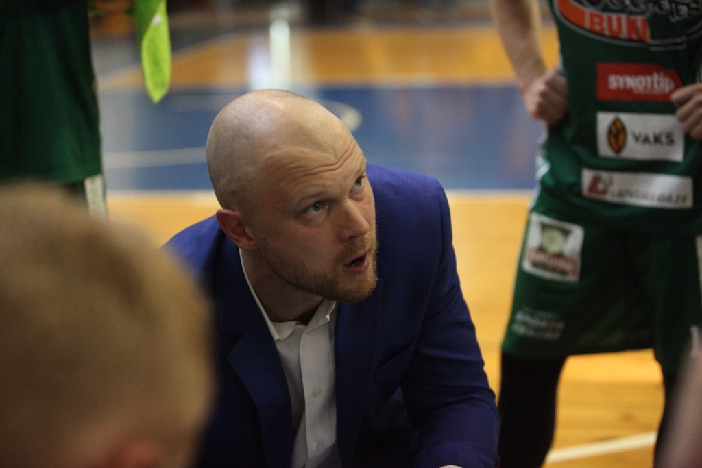 “Galveno uzdevumu izpildījām un uzvarējām. Turējāmies pie spēles plāna, neaizrāvāmies ar trīs punktu metieniem un bijām agresīvi caurgājienos. Izmantojām savu pārsvaru spēlē viens pret viens. Otrajā puslaikā sanāca labāk aizsargāt savu grozu, savākt atlēkušās bumbas, kas radīja iespēju ātrajiem pretuzbrukumiem un ļāva gūt vieglus punktus. Gatavosimies nākamajai spēlei ar RSU, kas notiks jau šosestdien pulksten 14.00,” saka “Gulbenes Buku” galvenais treneris Artūrs Brūniņš.
Autors: no 