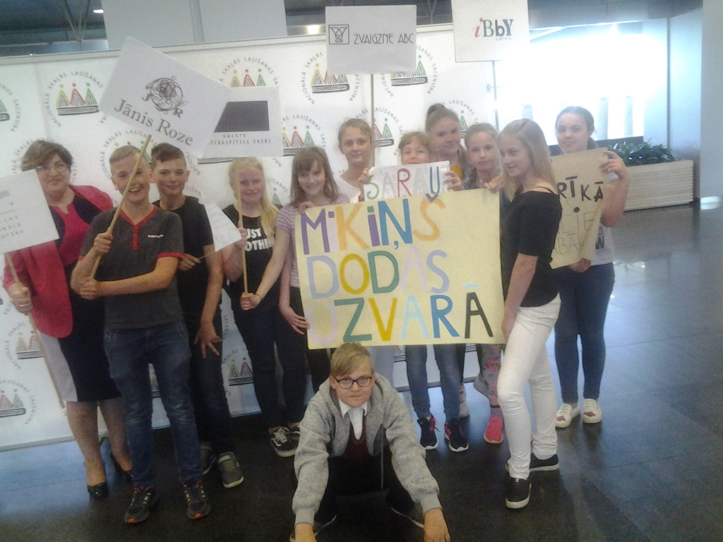 Gulbenes reģions pagājušajā gadā sūtīja savu pārstāvi uz Rīgu. Tas bija Gulbenes sākumskolas 6.klases skolnieks Mikus Rukmanis, kurš startēja godam. Mikus uz Rīgu devās kopā ar savu klasi.
Autors: no Gulbenes bērnu bibliotēkas arhīva