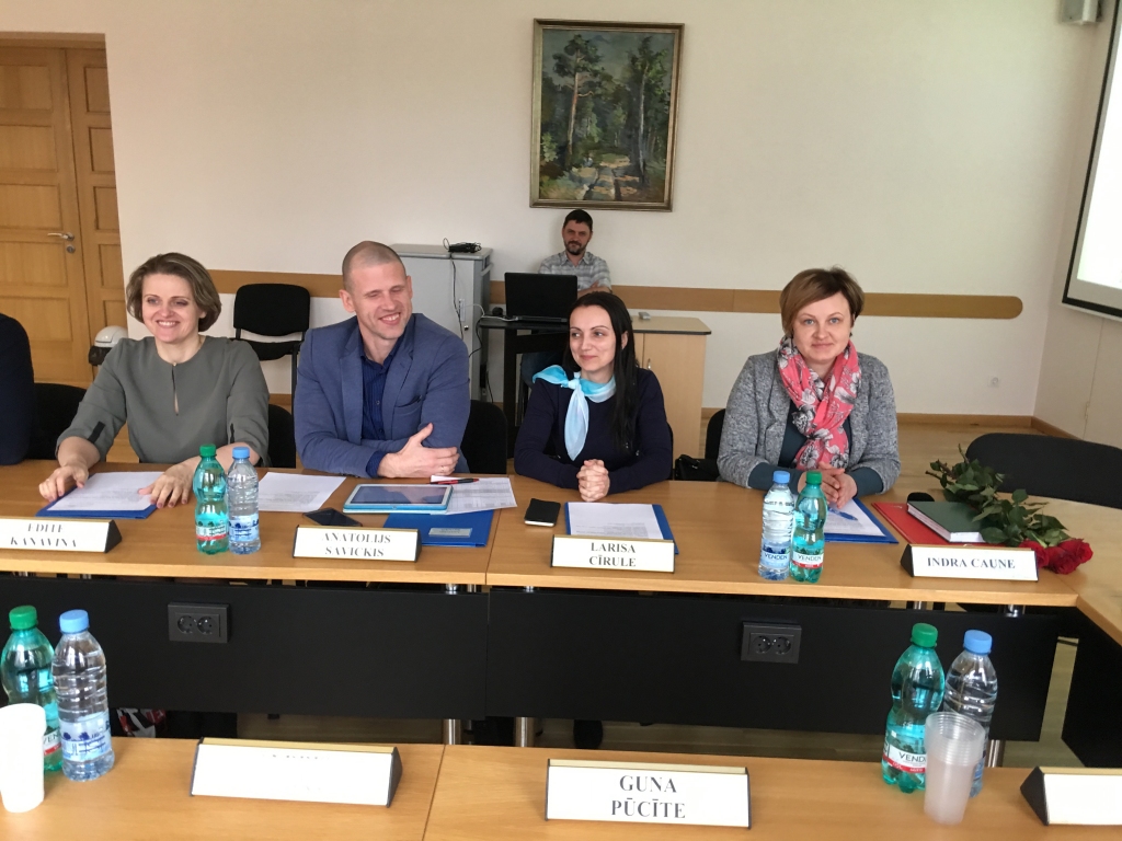 No partijas “No sirds Latvijai” Gulbenes novada domē līdzās Anatolijam Savickim un Larisai Cīrulei tagad ir arī Indra Caune (no labās). Taču, kā jau rakstījām, šiem deputātiem vairs nav nekādu saistību ar minēto partiju. Toties viņi paši savā starpā ir vienoti domubiedri.
Autors: Diāna Odumiņa