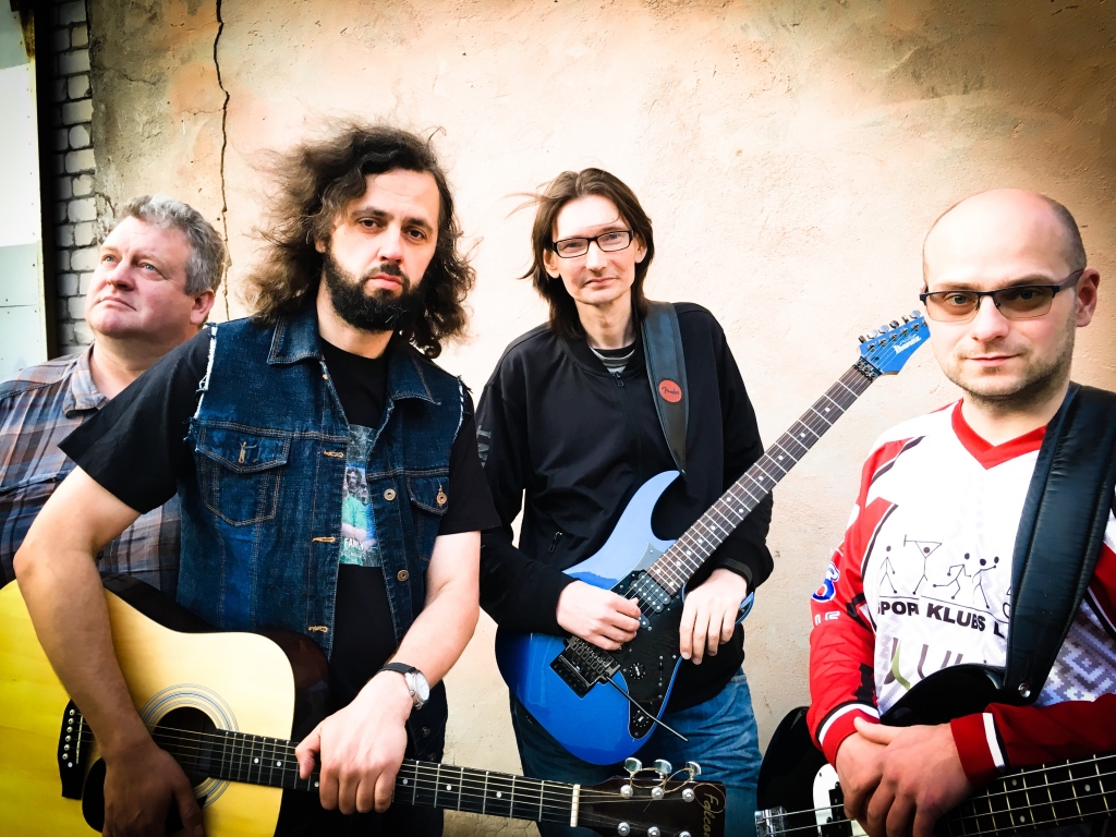 Gan organizēs, gan muzicēs pats! Novadnieks Raitis Dziedātājs (no kreisās) no Rīgas grupas “D-Day’s Family” šovasar Lejasciemā rīkos festivālu “No Pededzes līdz Gaujai”, kas būs novada muzikantu saiets un vienlaikus vasarīgs izklaides un dzīvās mūzikas pasākums visiem, kurus tas interesē. 
Autors: no personiskā arhīva