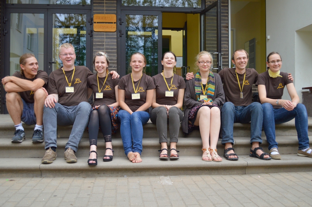 Draudzīgā darba grupa kopā ar Ievu un Eduardu Krūmiņiem viņu iepriekšējā organizētajā Priekuļu 3x3 saietā.
Autors: no Baibas Krūmiņas arhīva