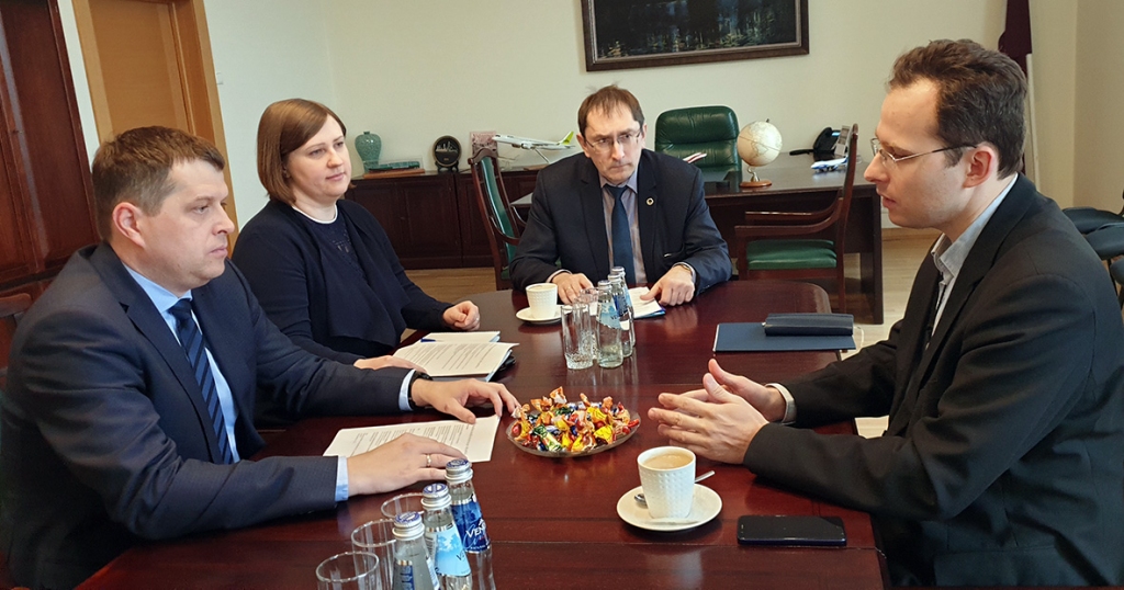 No labās: organizācijas ManaBalss vadītājs Imants Breidaks, satiksmes ministrs Tālis Linkaits, biroja vadītāja Arita Ūdre, ministra padomnieks juridiskajos jautājumos Uģis Upenieks.
Autors: no ManaBalss.lv arhīva