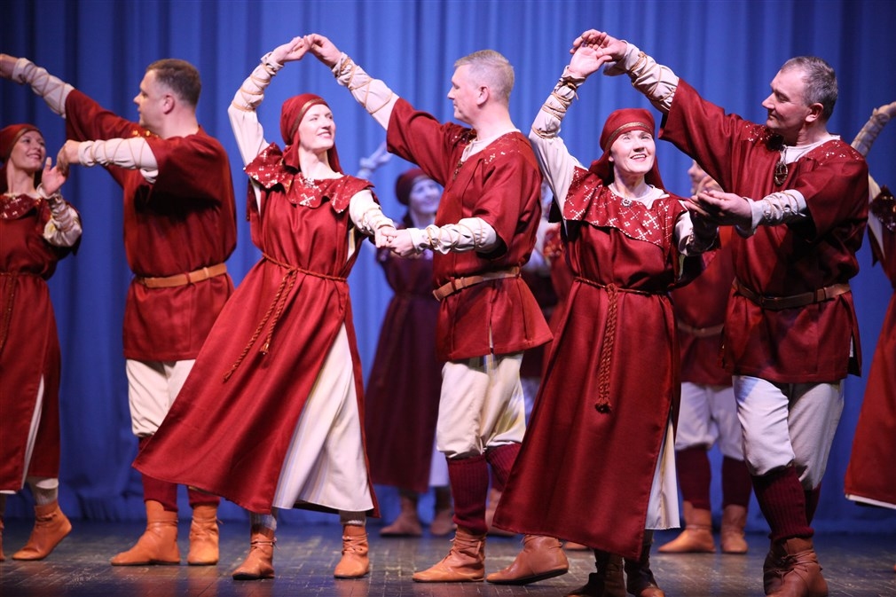 Gulbenes kultūras centra vidējās paaudzes tautisko deju kolektīvs “Apinītis” (vadītāja Edīte Ķikuste)
 deju skatē ieguva augstāko novērtējumu.

Autors: Gatis Bogdanovs